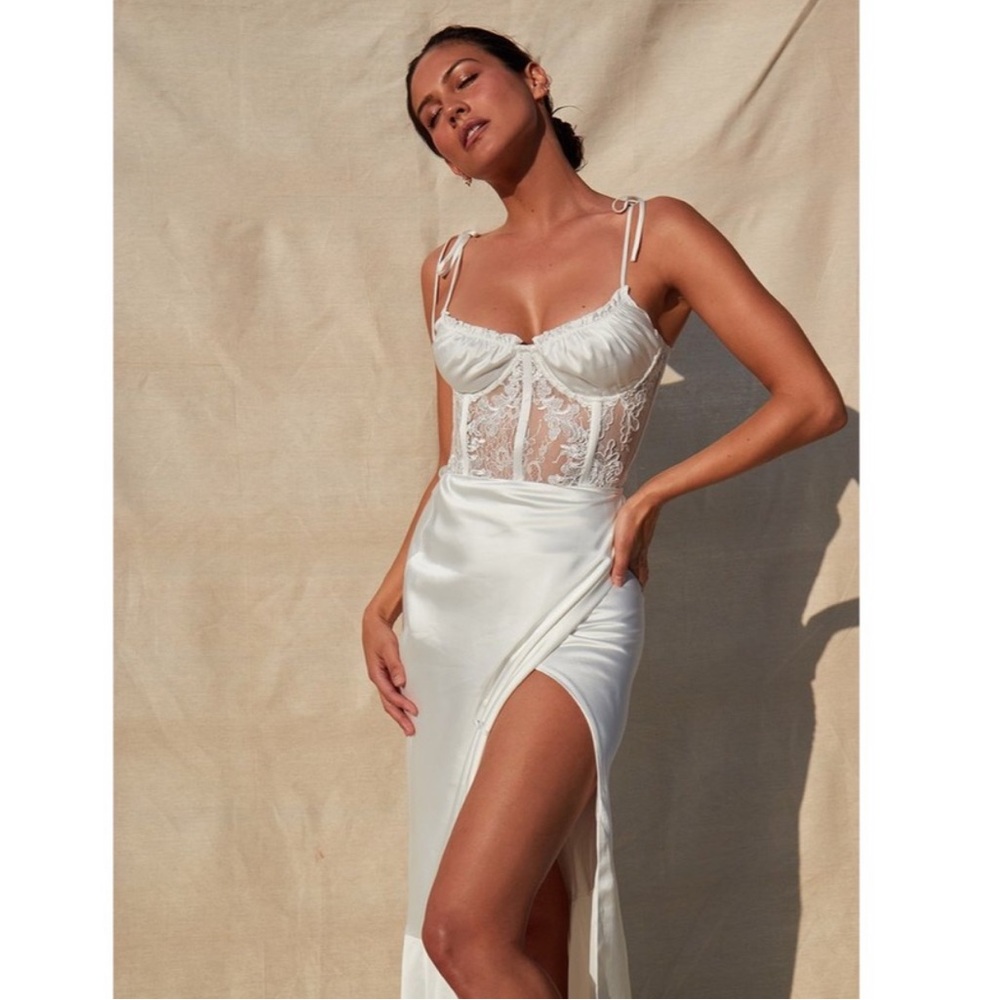 NWT. V. Chapman Cala Lily Gown in White.